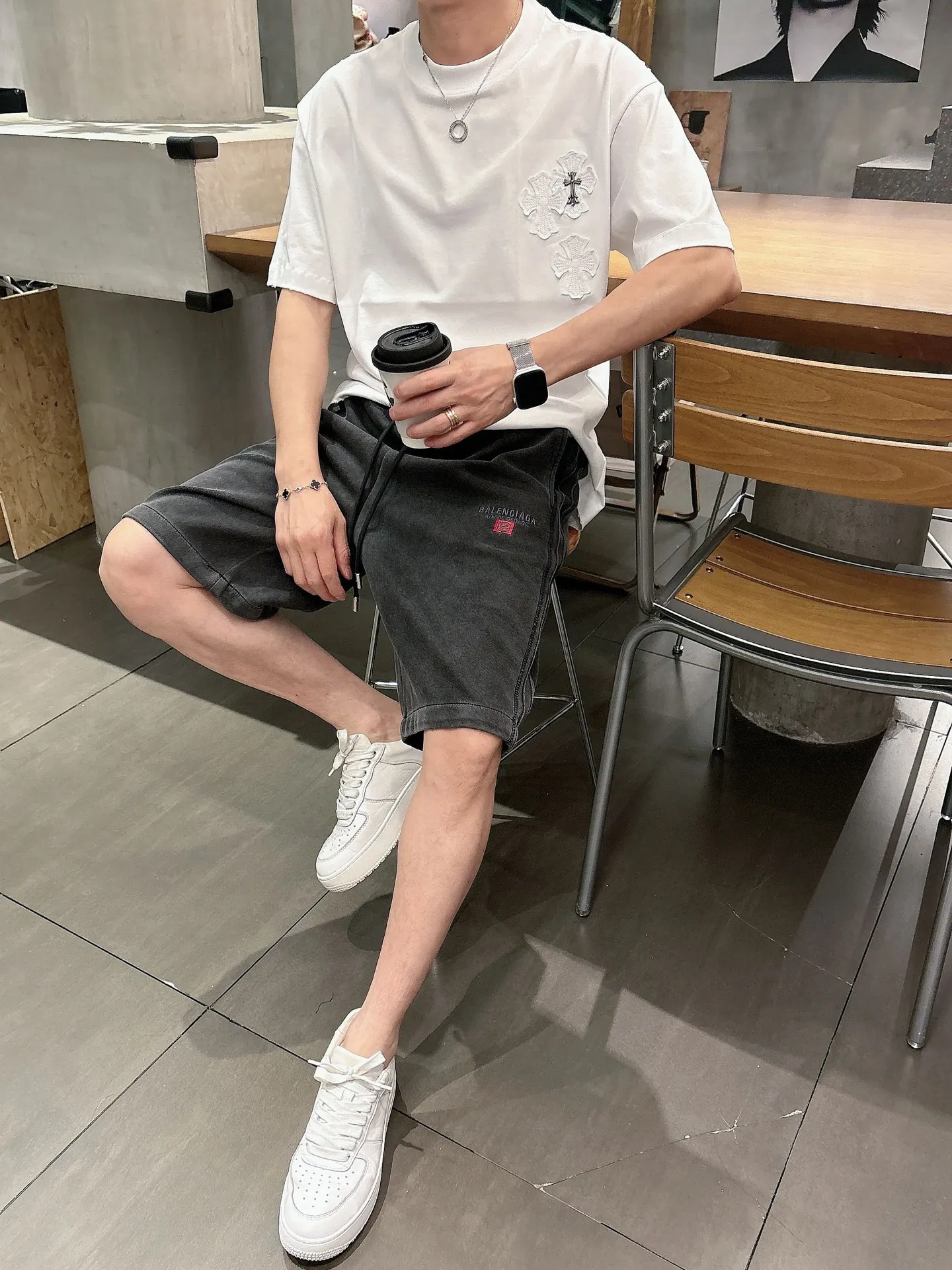 Balenciaga's three-standard complete 2026 summer New Arrival men's casual shorts, advanced custom-made Breathable fabric, Breathable fabric, extremely stretchy and comfortable, impeccable details, top-grade accessories, original logo design concept, delicate and soft feel! The upper body fit is awesome! Size: M-XXXL Please state your height and weight when ordering